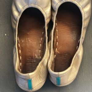 Size 7 champagne Tieks w/ box and flower